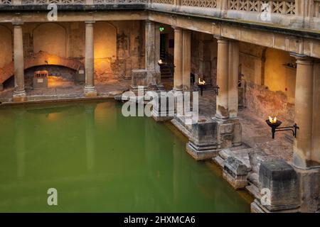 City of Bath, Großbritannien. 07-08-2021. Abendliche Besichtigung der restaurierten antiken römischen Bäder im Licht der Wandleuchter. Stockfoto