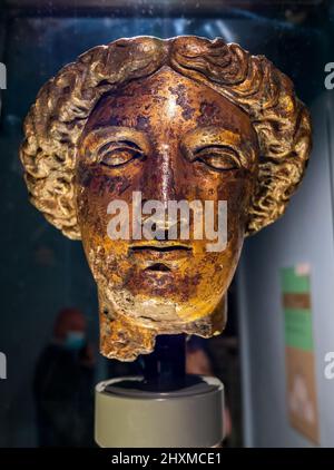 Kopf der römischen Göttin Sulis Minerva im Tempel der römischen Bäder in Bath in Großbritannien gefunden. Stockfoto