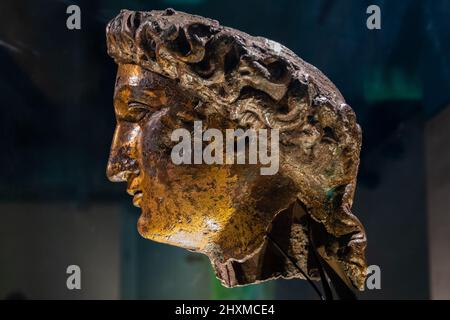 Kopf der römischen Göttin Sulis Minerva im Tempel der römischen Bäder in Bath in Großbritannien gefunden. Stockfoto