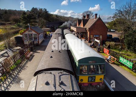Weybourne Station auf der Poppy Line in North Norfolk, Großbritannien, mit Dampfzug und Heritage Train, die nebeneinander stehen Stockfoto