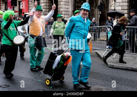 London, Großbritannien. 13.. März 2022. Die jährliche St. Patrick's Day Parade kehrt nach einer zweijährigen Pause aufgrund der Coronavirus-Pandemie in die Hauptstadt zurück. Stockfoto