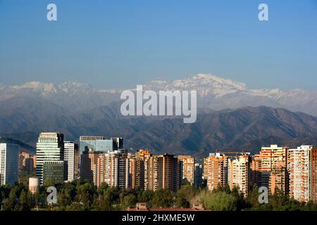 SKYLINE VON APOQUINDO ANDEN IM ZENTRUM VON SANTIAGO CHILE Stockfoto