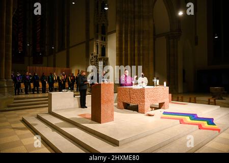 München, Deutschland. 13. März 2022. Der Erzbischof von München, Kardinal Reinhard Marx (2. v.r.), hält in der Paulskirche einen queeren Gottesdienst. Kardinal Reinhard Marx hielt zum ersten Mal einen queeren Gottesdienst. Quelle: Tobias Hase/dpa/Alamy Live News Stockfoto