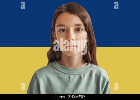 Beenden Sie Den Krieg. Porträt Des Kleinen Mädchens Auf Ukrainischer Flagge Stockfoto