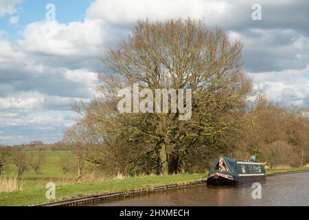 Das schmale Boot liegt am Middlewich-Zweig des Shropshire Union-Kanals Stockfoto