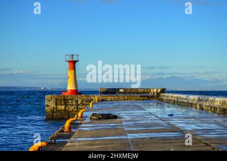 Farbenprächtiger Leuchtturm in der Kalk Bay in Kapstadt Südafrika Stockfoto