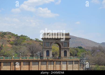 Hartbeespoort Dam Arch Eingang mit Wappen Tore Denkmal auf der Flut Verdammung in der North West Provinz Soyth Afrika Stockfoto