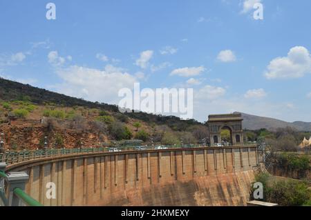 Hartbeespoort Dam Arch Eingang mit Wappen Tore Denkmal auf der Flut Verdammung in der North West Provinz Soyth Afrika Stockfoto