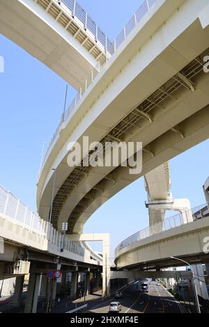 Autobahnen, die Kurven zeichnen und sich komplex überschneiden Stockfoto