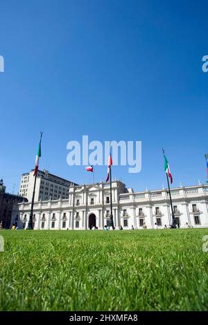 GRÜNER RASEN PALACIO DE LA MONEDA PLAZA DE LA CONSTITUCION SANTIAGO CHILE Stockfoto