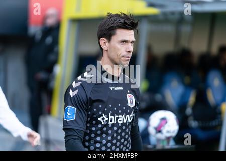 Brondby, Dänemark. 13. März 2022. Torhüter Jesper Hansen von Aarhus GF steigt im Brondby Stadium in das Superliga-Spiel 3F zwischen Broendby IF und Aarhus GF ein. (Foto: Gonzales Photo/Alamy Live News Stockfoto