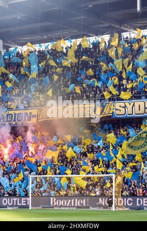 Brondby, Dänemark. 13. März 2022. Fußballfans von Broendby, WENN sie während des Superliga-Spiels 3F zwischen Broendby IF und Aarhus GF im Brondby Stadium gesehen werden. (Foto: Gonzales Photo/Alamy Live News Stockfoto