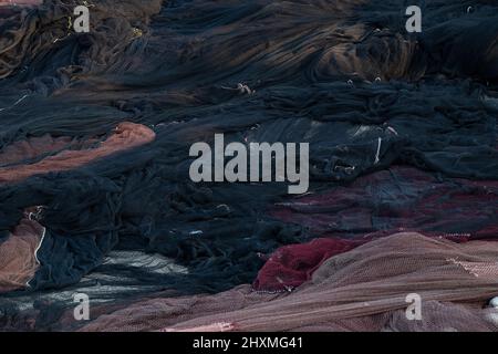 Viele riesige Fischernetze breiten sich auf dem Dock aus Stockfoto