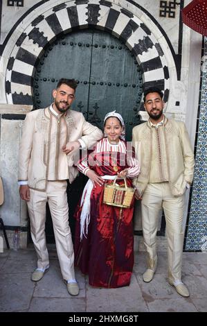 Tunis, Tunesien. 31.. Mai 2020. Menschen, die traditionelle Kleidung tragen, nehmen an einem marsch während des Nationalen Tages der traditionellen Kleidung Teil, der von der Tunesischen Kulturerbevereinigung in Tunis organisiert wird. Jedes Jahr im März gedenken die Tunesier ihrer Geschichte, indem sie ihre traditionelle Kleidung tragen, um sicherzustellen, dass ihre Vergangenheit nicht vergessen wird. In diesem Jahr begannen die Teilnehmer den marsch von Madrasa Slimania zur Statue von Ibn Khaldun. Kredit: SOPA Images Limited/Alamy Live Nachrichten Stockfoto