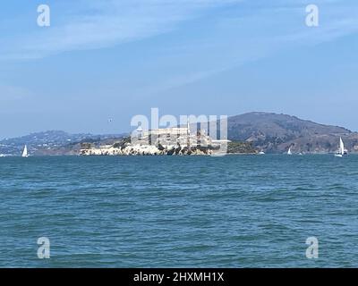 Dies ist Alcatraz Island in der Bucht von San Francisco in San Francisco, Kalifornien. Es wurde 1934 in ein Bundesgefängnis umgewandelt und 1963 geschlossen. Stockfoto