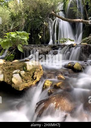 Sehr schöner Ort, sehr weit weg von gemeinsamen touristischen Destinationen; Diese natürlichen Wasserfälle sind aus Volturno Fluss, der längste Fluss im Süden von Ita Stockfoto