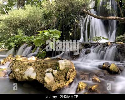 Sehr schöner Ort, sehr weit weg von gemeinsamen touristischen Destinationen; Diese natürlichen Wasserfälle sind aus Volturno Fluss, der längste Fluss im Süden von Ita Stockfoto