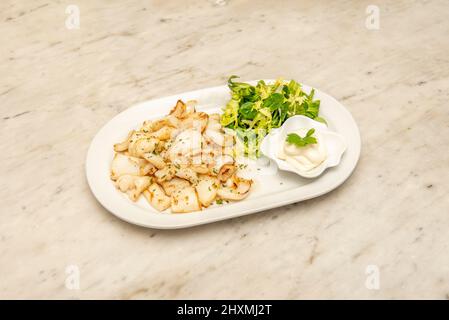 Gegrillter Tintenfisch mit Knoblauch und Petersilie mit diesem reichhaltigen und einfachen Rezept Stockfoto