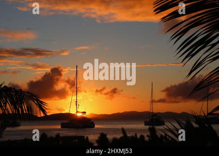 Blick auf den Sonnenuntergang auf Yachten vom Cooper Island Resort auf den Britischen Jungferninseln Stockfoto