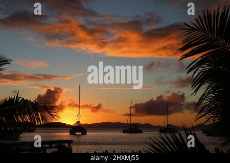 Blick auf den Sonnenuntergang auf Yachten vom Cooper Island Resort auf den Britischen Jungferninseln Stockfoto