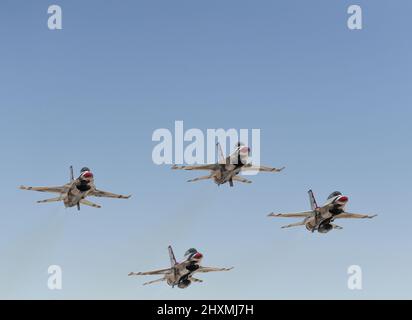 United States Air Force Thunderbirds Diamond starten während des Wintertrainings im NAF El Centro, Kalifornien Stockfoto