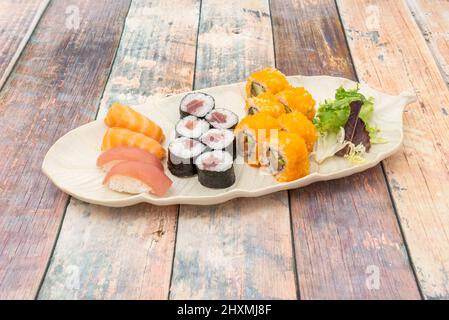 Gemischte Sushi-Platte, roter Thunfisch-Nigiri, norwegischer Lachs, Thunfisch-Maki, Uramaki california Roll Stockfoto