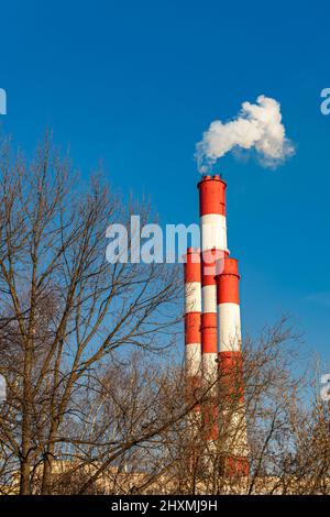 Moskau, Russland - 02. März 2022: Rotes Kesselrohr gegen den blauen Himmel. Hochwertige Fotos Stockfoto