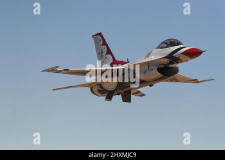 United States Air Force Thunderbird Solo 5 beim Wintertraining 2022 im NAF El Centro, Kalifornien Stockfoto