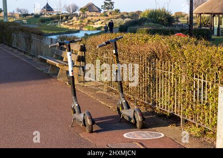Am Pleasure Beach in Great Yarmouth, North Norfolk, Großbritannien, können E-Scooter gemietet werden, die Menschen dazu verleiten, leicht am Meer entlang zu reisen Stockfoto