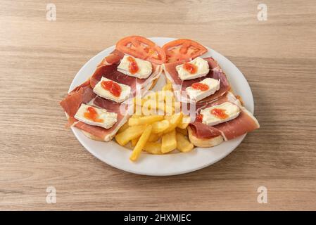 Serrano-Schinken-Toast, Brie-Käse und gebackene Tomatenmarmelade. Stockfoto