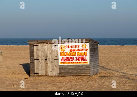 Eine Sonnenschirm- und Liegestuhl-Miethütte am Strand von Great Yarrmouth, North Norfolk in Großbritannien. Geschlossen, da es außerhalb der Saison ist Stockfoto