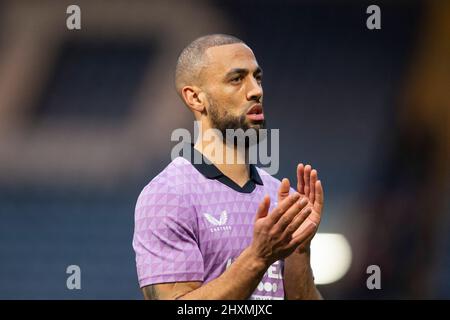 13.. März 2022 ; Dens Park, Dundee, Schottland: Schottischer Cup-Fußball, Dundee gegen Rangers; Kemar Roofe von den Rangers applaudiert die Fans am Ende des Spiels Stockfoto