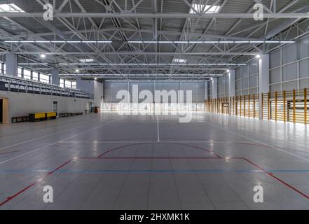 In einer Turnhalle des Mircea Eliade National College, Resita, wo Schüler Schulsportarten wie Basketball, Fußball oder Handball ausüben können Stockfoto