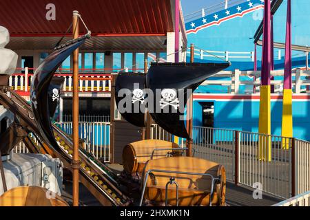 Piratenkarussell-Fahrt am Pleasure Beach in Great Yarmouth, North Norfolk, Großbritannien Stockfoto