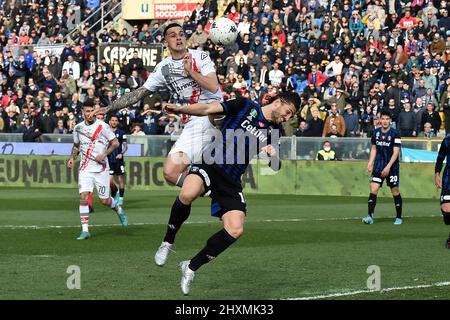 Pisa, Italien. 13. März 2022. Head tckle von Emanuele Valeri (Cremonese) und Ernesto Torregrossa (Pisa) während AC Pisa vs US Cremonese, italienischen Fußball Serie B Spiel in Pisa, Italien, März 13 2022 Quelle: Independent Photo Agency/Alamy Live News Stockfoto