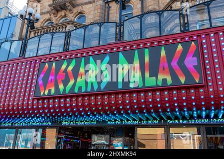 Caesars Palace, Spielhalle an der Marine Parade in Great Yarmouth, North Norfolk, Großbritannien, an einem sonnigen Nachmittag mit blauem Himmel im März Stockfoto