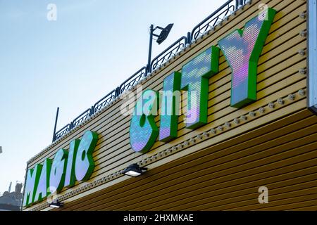 Magic City-Spielhalle an der Marine Parade in Great Yarmouth, North Nofolk, Großbritannien, an einem sonnigen Nachmittag mit blauem Himmel im März Stockfoto