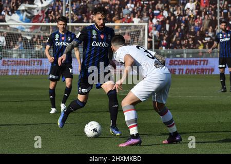 Arena Garibaldi, Pisa, Italien, 13. März 2022, Nichola Siega (Pisa) wurde von Emanuele Valeri (Cremonese) während des Spiels AC Pisa gegen US Cremonese - Italienischer Fußball der Serie B behindert Stockfoto