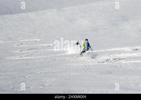 Chamonix, Frankreich - 12. Februar 2022: Zwei weibliche Freeridinnen auf der Winterberghang erste Spuren in unberührtem Schnee in der Vallee Blanche machen Stockfoto