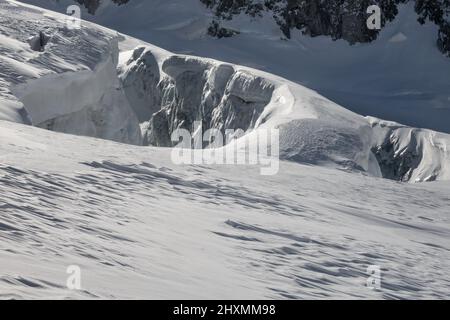 Tiefe Gletscherspalten in der tiefen Schneedecke im Winter in der Vallee Blanche in Chamonix Frankreich Stockfoto