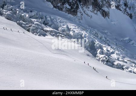 Zwei Gruppen von Skifahrern, die eine Strecke entlang des Periades Gletschers in Richtung der Periades Berggipfel oberhalb des Vallee Blanche mit zahlreichen Touren Stockfoto