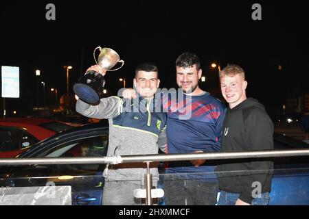 Bantry, West Cork, Irland. 13. März 2022. Heute Nachmittag spielte der Bantry Bay Rugby Club den „Junior Martin Osullivan Cup“ gegen den Youghal RFC in Cork City. Das Team war am späten Abend wieder in Bantry und wurde von Unterstützern und Familien begrüßt. Kredit: Karlis Dzjamko/Alamy Live Nachrichten Stockfoto