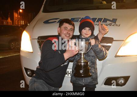 Bantry, West Cork, Irland. 13. März 2022. Heute Nachmittag spielte der Bantry Bay Rugby Club den „Junior Martin Osullivan Cup“ gegen den Youghal RFC in Cork City. Das Team war am späten Abend wieder in Bantry und wurde von Unterstützern und Familien begrüßt. Kredit: Karlis Dzjamko/Alamy Live Nachrichten Stockfoto