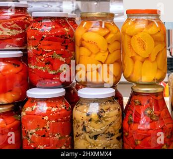 Eingelegtes Obst und Gemüse in Gläsern gelagert und auf dem Markt verkauft Stockfoto