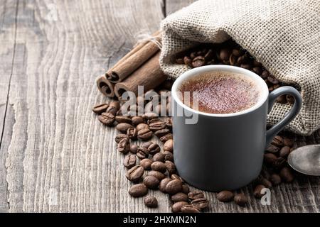 Frisch zubereitetes Kaffee in einer kleinen Kaffeetasse auf einem Holztisch Stockfoto