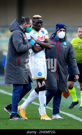 VERONA, ITALIEN - 13. MÄRZ: Victor Osimhen vom SSC Napoli verletzten sich während der Serie Ein Spiel zwischen Hellas und SSC Napoli im Stadio Marcantonio Bentegodi am 13. März 2022 in Verona, Italien. (Foto nach MB-Medien) Stockfoto