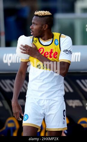 VERONA, ITALIEN - 13. MÄRZ: Victor Osimhen vom SSC Napoli verletzten sich während der Serie Ein Spiel zwischen Hellas und SSC Napoli im Stadio Marcantonio Bentegodi am 13. März 2022 in Verona, Italien. (Foto nach MB-Medien) Stockfoto