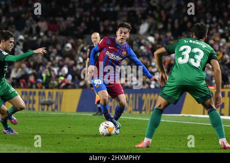 BARCELONA, SPANIEN - 13. MÄRZ: Gavi von Barcelona fährt den Ball während des La Liga-Spiels zwischen Barcelona und Osasuna im Camp Nou-Stadion am 13. März 2022 in Barcelona, Spanien. (Foto von Sara Aribó/Pximages) Stockfoto