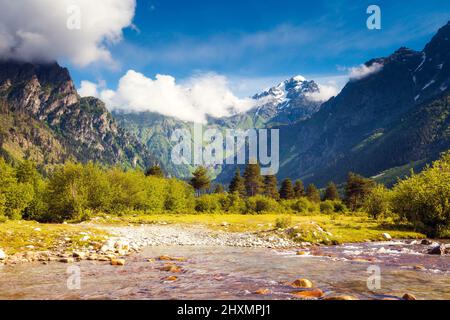 Fantastische Schneegipfel des Mt. Ushba im Morgenlicht. Malerische und wunderschöne Szene. Ort Ort Svaneti, Mestia, Georgien, Europa. Hochkaukasus Stockfoto