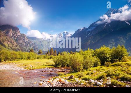 Fantastische Schneegipfel des Mt. Ushba im Morgenlicht. Malerische und wunderschöne Szene. Ort Ort Svaneti, Mestia, Georgien, Europa. Hochkaukasus Stockfoto